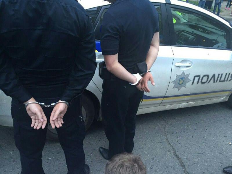 Совсем бессовестные: полицейских поймали на взятке в 80 000 грн