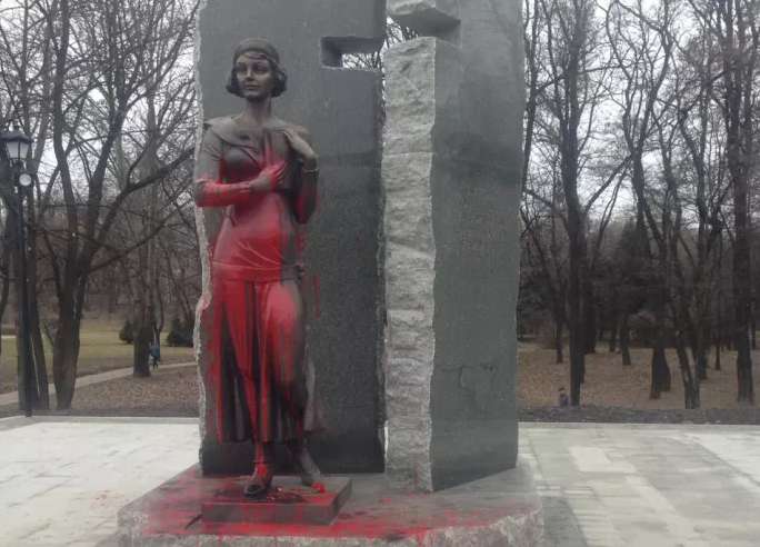 В Киеве неизвестные облили краской памятник Елене Телиге