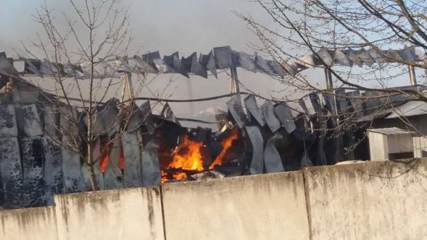СРОЧНО! Страшный пожар на складах Прикарпатья: раздаются взрывы