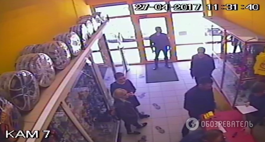 СРОЧНО!! 90-е возвращаются! В Киеве неизвестные захватили два магазина, люди в заложниках (ФОТО)