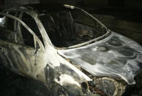 СГОРЕЛА ДОТЛА: Автомобиль известного журналиста подожгли