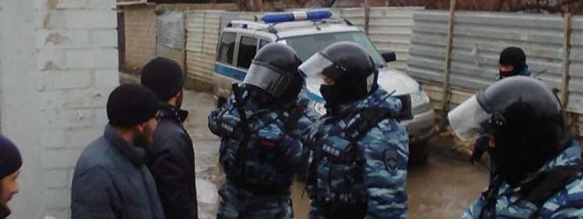 В Крыму крымскотатарских активистов задерживают