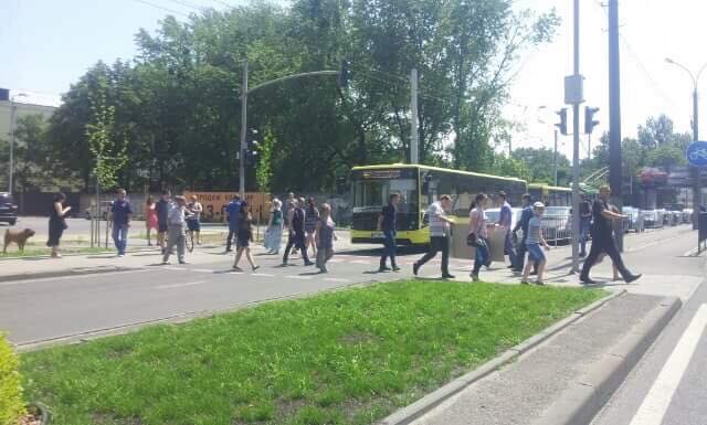 СРОЧНО! Ситуация во Львове обостряется! Перекрыто одну из крупнейших магистралей! (ФОТО)