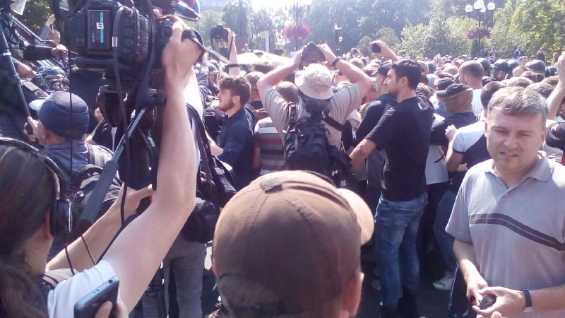 СРОЧНО !!! На марше равенства в Киеве раздался СВЕРХМОЩНЫЙ выбыл просто в середине толпы! Там сейчас настоящий УЖАС (ВИДЕО)