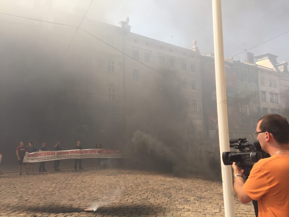 «РЫЖИЙ, ВЫХОДИ»: Львовский городской совет обложили дымовыми шашками. То, что там происходит наводит на всех ужас (ВИДЕО)