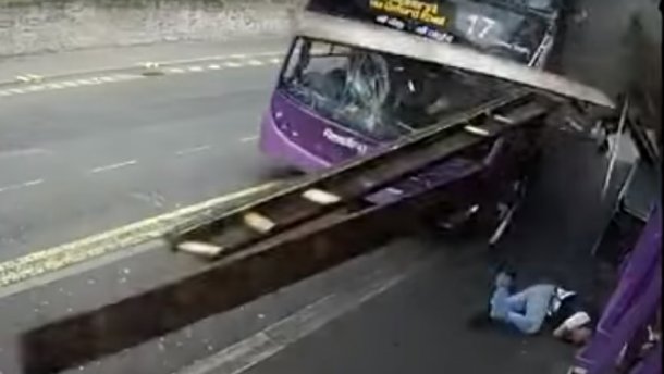 Автобус сбил мужчину, а тот встал и спокойно пошел в бар! Видео, которое шокирует ВСЕХ без исключения