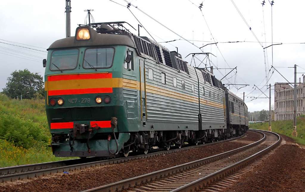 Настоящий УЖАС! Поезд сбил микроавтобус! Такого Украина еще не видела! (ФОТО)
