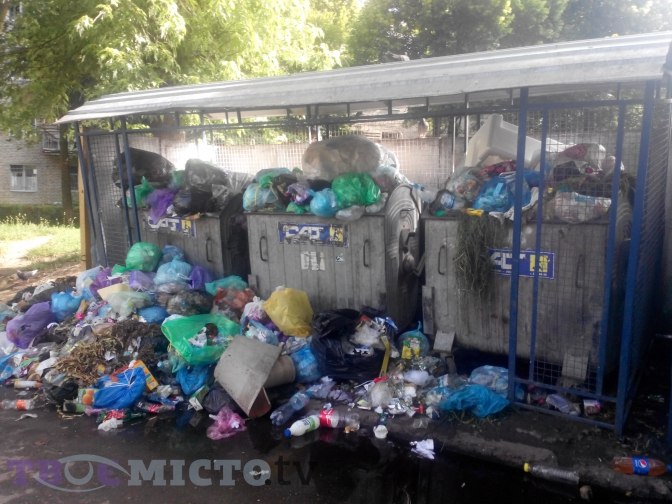 Уже сам мусор протестует: во Львове заблокировали проезжую часть (ВИДЕО)
