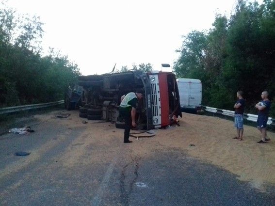 ДТП, от которого язык отнимает: под Николаевом произошла страшная авария, 4 грузовика разнесло по всей дороге