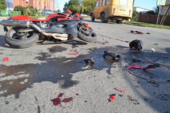 Его просто раздавило… В Киеве легковушка переехал мотоциклиста, эти кадры не для слабонервных
