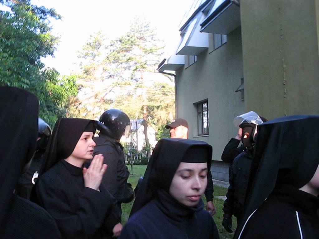 Под Львовом женский монастырь забросали коктейлями Молотова, пострадали 20 монахинь