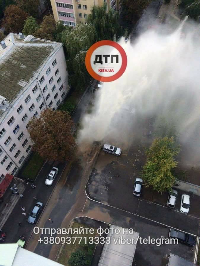 «Гейзер с горячей водой бил выше 4 этажа …»: Мощный водяной взрыв всколыхнул Киев