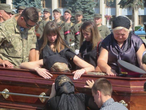 «На коленях стояла вся площадь…» Украина прощалась с известным, погибшим в АТО полковником