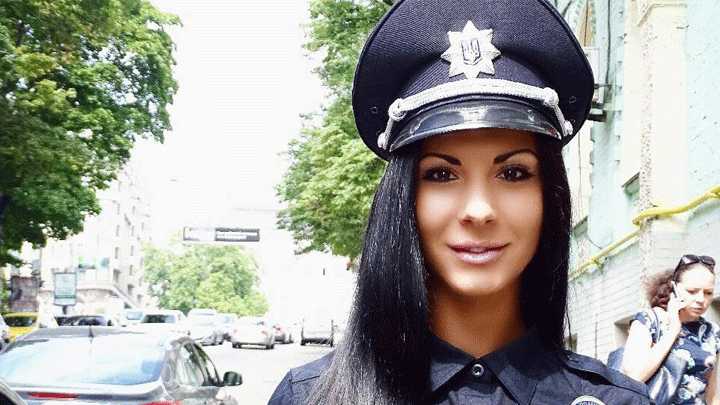Арестуйте меня полностью: сексуальная полицейская Украины показала свою подтянутую фигуру. Так она же практически голая!