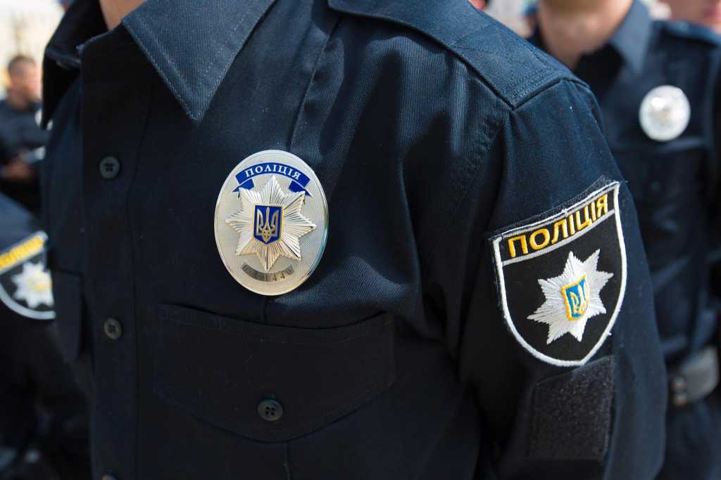 Возмущению нет предела: Фото террориста «ДНР» со столичными полицейскими поставило на уши Сеть. Куда СБУ смотрит?