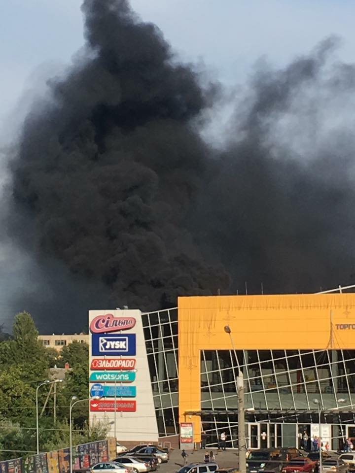 Город заволокло клубами черного дыма: Во Львове вспыхнул страшный пожар. Только посмотрите, что там творится