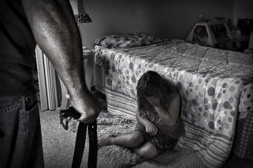 Дочери было всего лишь 4 года …. Мужчина 10 лет насиловал собственных 4-х детей. Заявление матери шокировала суд