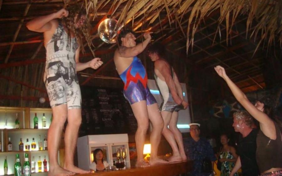 Пьют тонами, жрут, как от голода: поведение российских туристов на зарубежных курортах шокувада весь мир