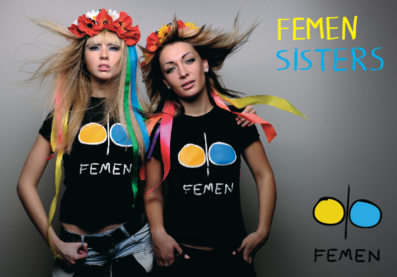 Зрелище для взрослых: в Киеве активистка Femen взобралась на постамент и с голыми прелестями разбросала конфеты (18+)