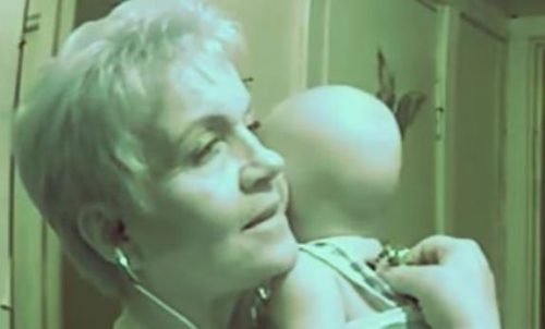 Пьянaя мать спала без «задних ног», пока ее ребенок лежал в коляске с 40-градусной температурой (видео)