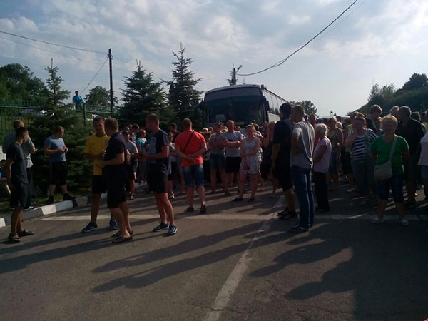 СРОЧНО!!! В Киеве протестующие заблокировали Харьковское шоссе, там такое творится
