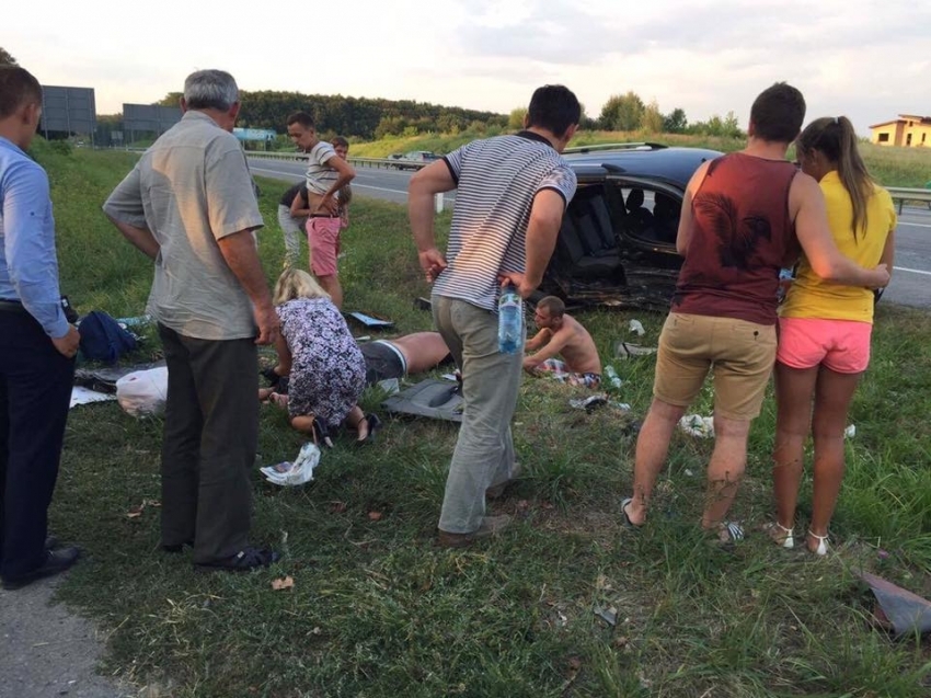 Тела разбросало по всей дороге: Возле Львова произошло смертельное ДТП с участием нескольких автомобилей. Эти кадры не для слабонервных (ВИДЕО)