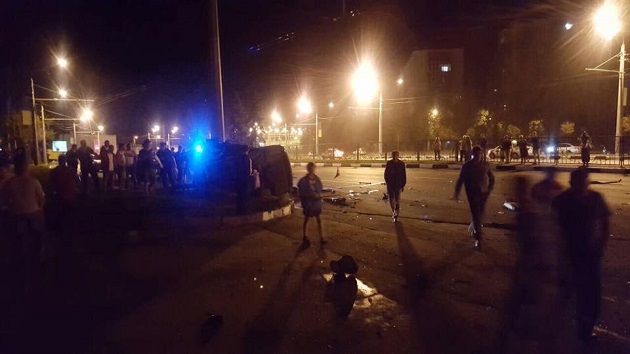 «Столкновение с электроопорой и мгновенная смерть»: Жуткая ДТП в Харькове, обломки авто разлетелись на десятки метров