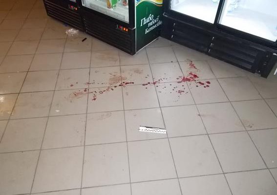 Страшный случай: неадекватный мужчина порезал охранника, а потом бегал в торговом центре за посетителями