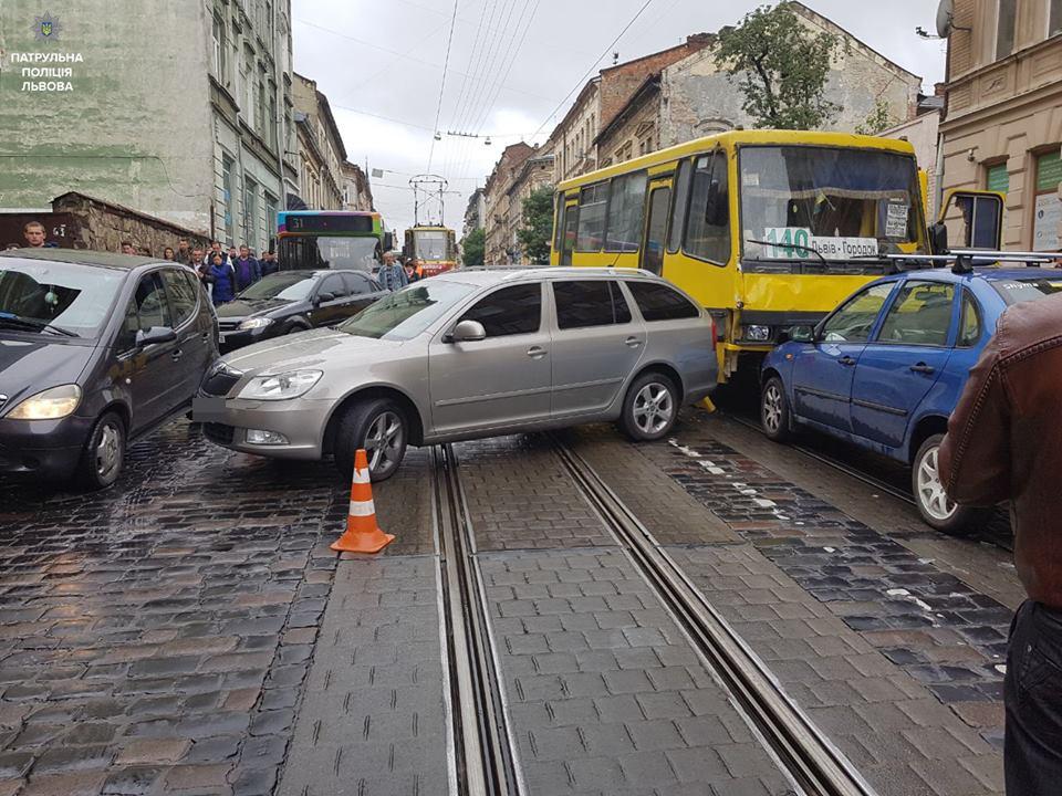 Отказали тормоза… Водитель Львовской маршрутки вызвал масштабное ДТП. Машины просто разбросало