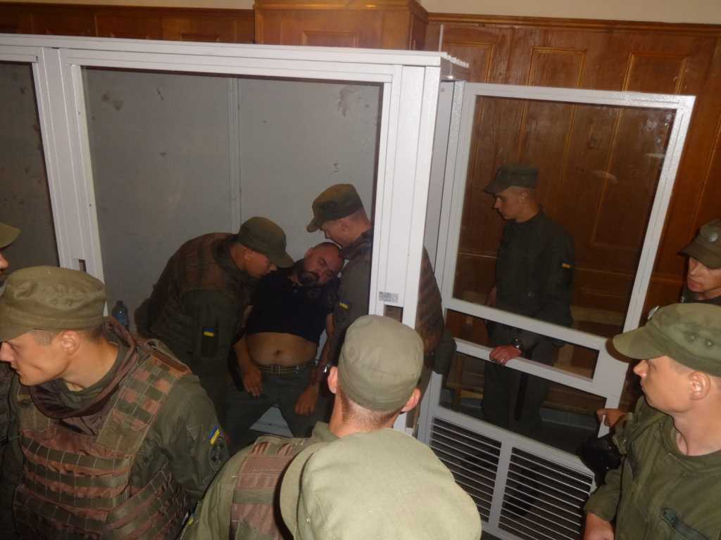 Судьи покинули зал под крики: «Скоты». То, что случилось с подсудимым по делу Саакашвили, шокировало всю страну