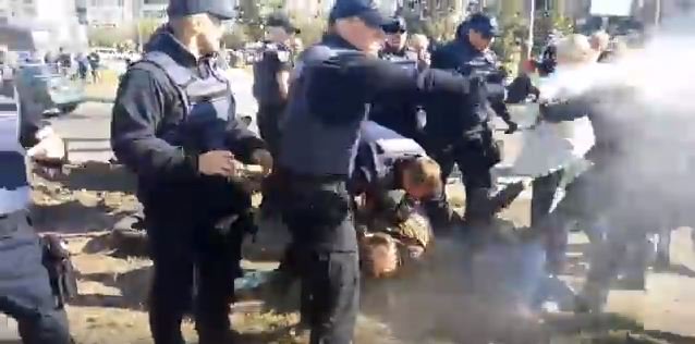 Что они себе позволяют? Ожесточенная драка киевской полиции с ЖЕНЩИНАМИ закончилась травмами и… (Видео)