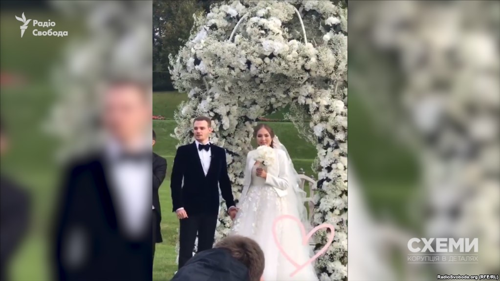 Королевская свадьба: Легендарный судья-коррупционер женил сына в старинном австрийском замке, гостей развлекали российские звезды