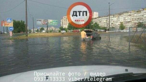 «Улицы залиты водой и затонувшие авто» В Сети показали последствия ночной непогоды в столице