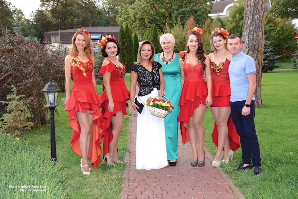 «А здесь я вообще лежу», «сельский выпускной»: в Сети показали фото с престижной украинской вечеринки