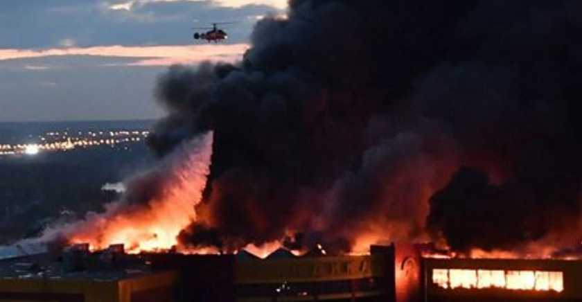 Небо в огне и мощные взрывы: В Москве в результате ужасного пожара рухнул торговый центр, есть жертвы