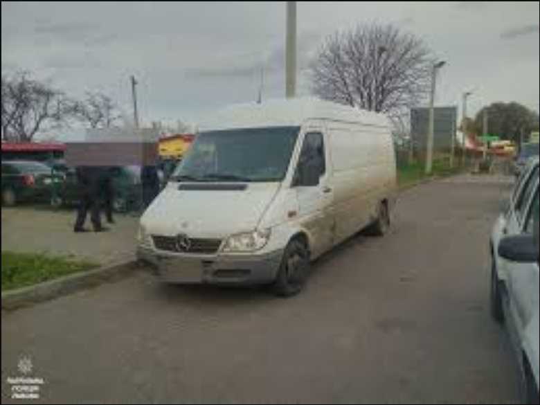 Львовские патрульные остановили два бусы, которые по документам перевозили почту а в кузове был …