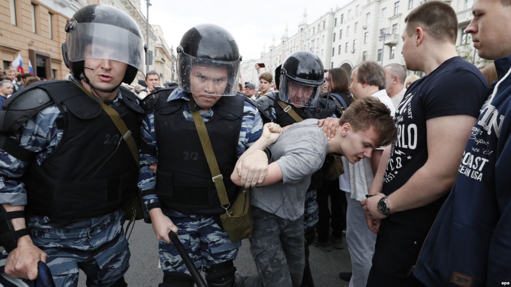 «Одну девушку тянули за волосы …»: Акция в поддержку Навального продолжается. Более 300 задержанных