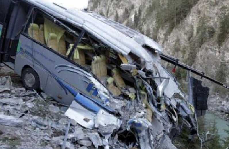«Погибли 14 человек, 35 — серьезно пострадали …»: Автобус упал с высоты 150 метров в пропасть