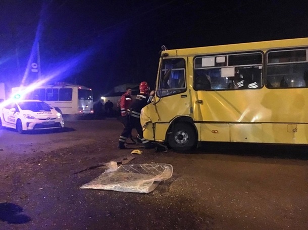 Еще одна трагедия: в Черкассах маршрутка врезалась в грузовик, много пострадавших