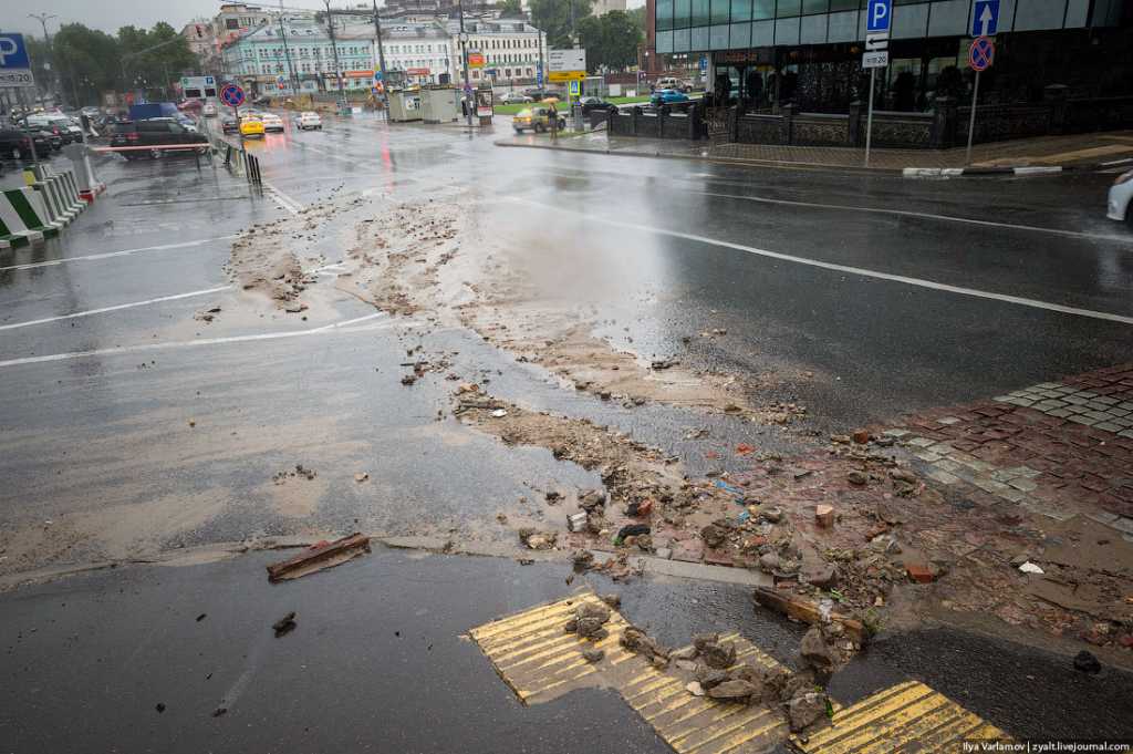 «Затопило…»: Улица и машины, стоящие на ней, фактически «утонули» в нечистотах