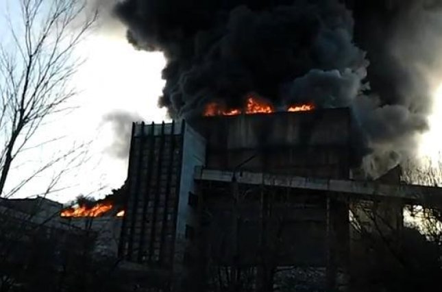 «Жителей просят не выходить из домов»: из-за пожара на ТЭС произошел выброс токсичных веществ