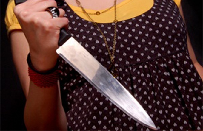 Прямо в грудь: Киевлянка напала на своего мужа с ножом