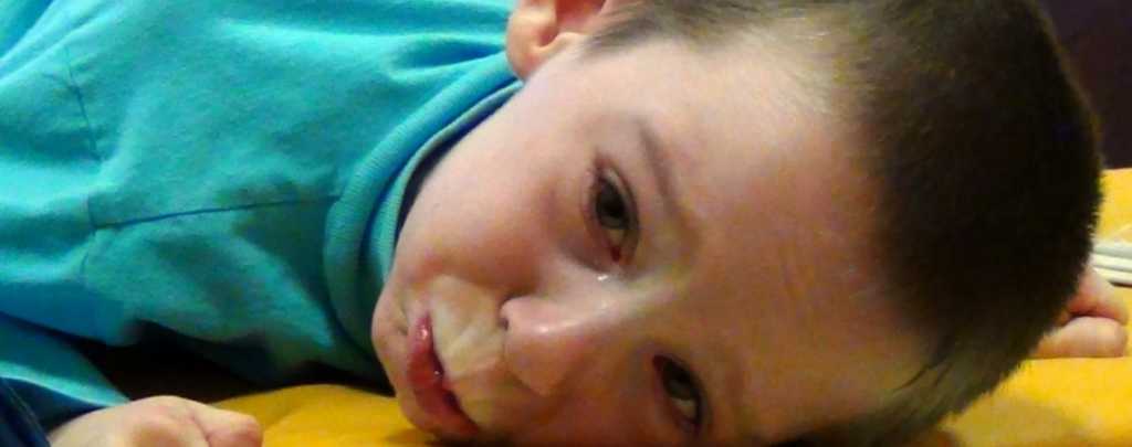 «Даже не ест самостоятельно»: 7-летний Женя получил тяжелую травму головного мозга