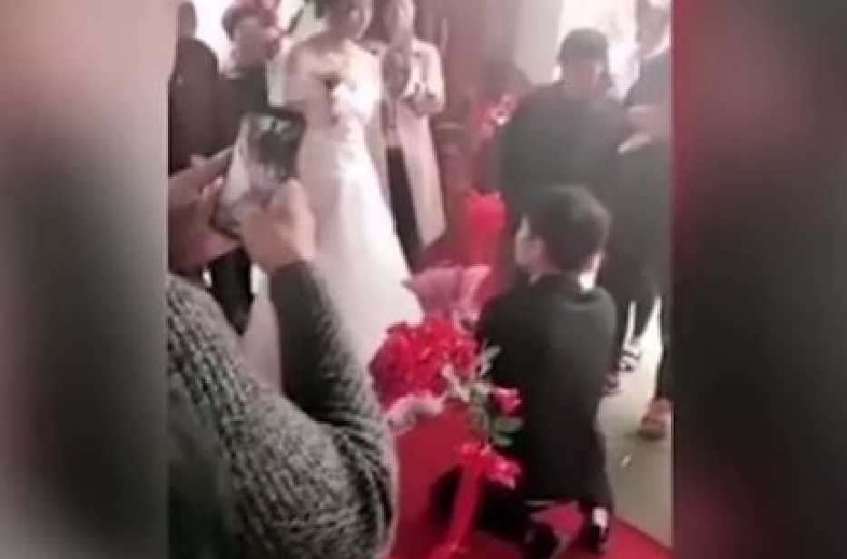 Гости подумали, что это шутка: невеста прямо перед алтарем отказала жениху (Видео)