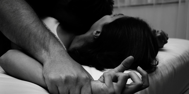«Не кричала, потому что боялась разбудить детей»: Мужчина жестоко изнасиловал женщину