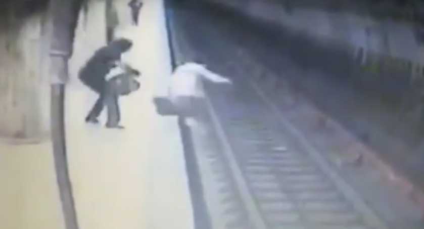 «Не давала выбраться на перрон…»: Женщина толкнула 25-летнюю беременную девушку под поезд (ВИДЕО)