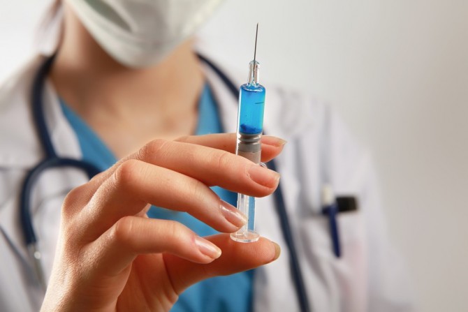 «Мы не можем вакцинировать детей»: врачи бьют тревогу из-за вакцины от болезни, которая может убить ребенка за несколько часов