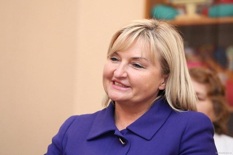 «Швачка – жона Генпрокурора»: Стихотворение об «отверженной» Ирине Луценко подорвало Сеть