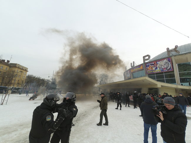 «Через несколько минут после начала …»: Акция протеста во Львове переросла в столкновения с правоохранителями