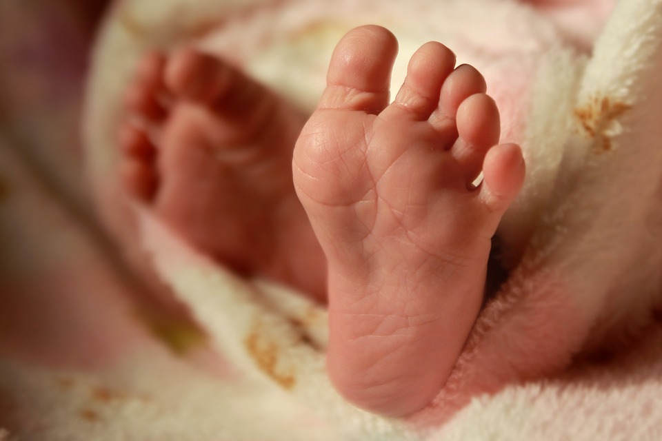«Ушиб головного мозга и множественные гематомы»: Женщина «успокоила» 4-месячного ребенка в реанимацию